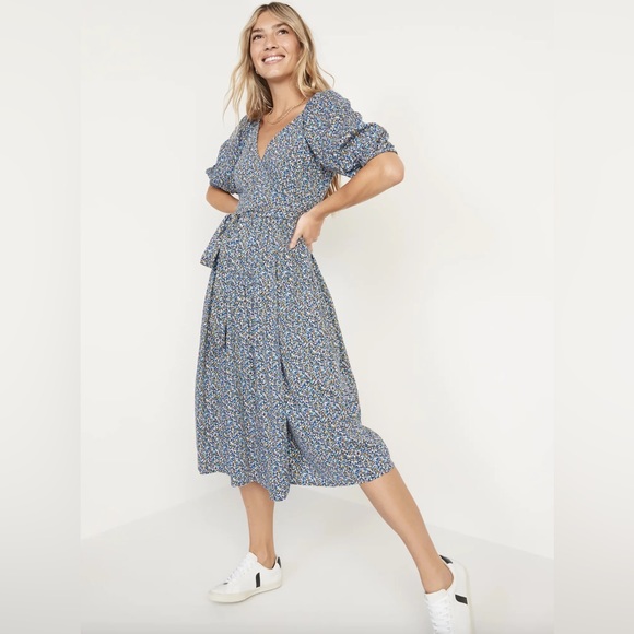 Old Navy Dresses & Skirts - Old navy waist-defined floral tie-belt midi wrap dress